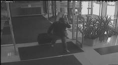 Polícia by sa rada porozprávala s týmto chlapíkom s kufrom