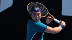 Tuniskú tenistku trápia na Australian Open zdravotné problémy. Takmer vzdala zápas, no napokon postúpila