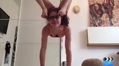 Táto žena asi nemá kosti. Nohami si dala na tvár slnečné okuliare