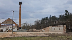 VIDEO: Pri Prešove odpálili vyše 100-ročný komín. Zaťažovalo ho bocianie hniezdo