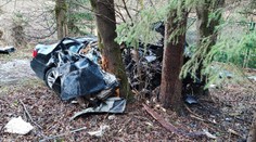 Vodič BMW prešiel v zákrute do protismeru a narazil do stromu. Nemal šancu prežiť