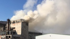 Nad Banskou Bystricou na šíril hustý dym. Hasiči si nasadili kyslíkové masky