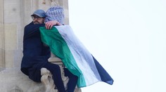 Muž vyliezol na Big Ben. Sedel tam 16 hodín