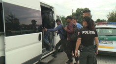 Spočiatku sa o nich postarali, no situácia už je neúnosná. V okolí Veľkého Krtíša sa pohybujú stovky migrantov