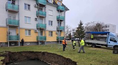 FOTO: Ľudia v Galante neverili vlastným očiam. Medzi panelákmi sa prepadla zem a vytvorila veľký kráter