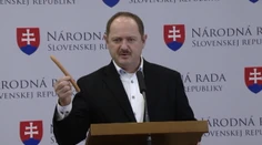 Jeho príjmy prekonávajú prezidenta i premiéra. Bohatý politik sedí mimo dohľadu kamier