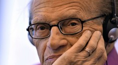 Zomrel legendárny moderátor CNN Larry King (†87). V nemocnici ležal s koronavírusom