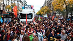 Desaťtisíce ľudí vyšli v Paríži do ulíc. Protestovali aj proti rastúcim životným nákladom