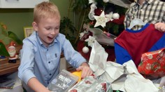 Koľko sú Slováci ochotní minúť na vianočné darčeky? Niektorí volia hmotné veci, iné peniaze v obálke