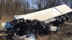 Kamionista pri Prievidzi zrazu zišiel z cesty: Vyťahovali ho okoloidúci