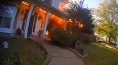 VIDEO: Policajt hrdinsky vbehol do horiaceho domu. Záchrannú akciu zachytila kamera