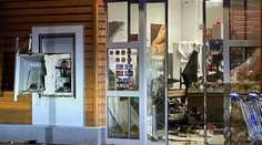 Zlodeji pomocou výbušniny ukradli peniaze z bankomatu v Rohožníku. Polícia zverejnila, akú sumu si odniesli