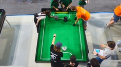 Robotický futbal ovládajú na svetovej úrovni. Stredoškoláci z Bratislavy majú na konte veľký úspech