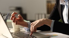 Ženy čelia nenávistným komentárom výrazne častejšie než muži. Prieskum ukázal alarmujúce čísla