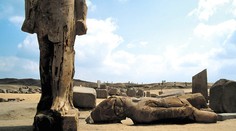 Kuriózny pokus o krádež. Zlodeji chceli žeriavom ukradnúť desaťtonovú sochu faraóna