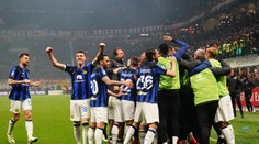 Tri červené karty po 90. minúte i explózia radosti. Inter dvadsiaty titul spečatil v milánskom derby