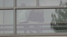 Škandál v Trenčíne. Učiteľ údajne rozposielal žiačkam svoju obnaženú fotku, zakázali mu vstup do školy