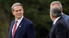 Uvoľnite sa, prijmite úder a na nové clá nereagujte, varoval krajiny americký minister financií