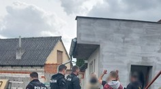 Dráma pri Skalici. Opitý muž so zbraňou v ruke ohrozoval cudzincov, zasahovali policajní vyjednávači