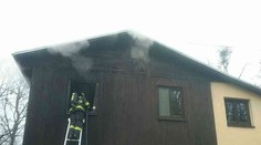 Hasiči zasahovali pri požiari strechy chaty v rekreačnej oblasti pri Modre