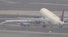 VIDEO: Zrážke sa vyhli len o vlások. Lietadlo s basketbalovými hviezdami takmer vošlo pri odlete do cesty inému stroju