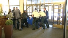 Mladí demonštranti si prišli do parlamentu prevziať moc