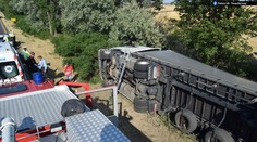 Poriadne opitý kamionista viezol minerálky, prevrátil sa s nimi do priekopy