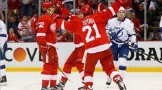 Tatar prispel k triumfu Detroitu asistenciou, Chicago prehralo