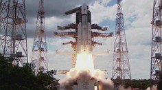 VIDEO: India vyslala do vesmíru raketu so sondou. V auguste by mala pristáť na Mesiaci