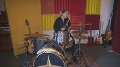 Búra mýty, že bicie sú len pre mužov. Ema patrí medzi najuznávanejšie hudobníčky