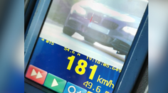 Šialená jazda pri Bánovciach nad Bebravou. Cestný pirát sa cez križovatku rútil rýchlosťou 180 km/h