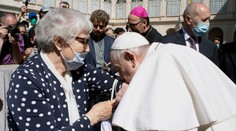 Pápež pobozkal tetovanie na predlaktí ženy, ktorá prežila holokaust