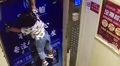 VIDEO: Chvíle hrôzy vo výťahu. Batoľa vymrštilo do vzduchu, za všetko môže vôdzka