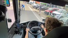 VIDEO: Vbehli mu pod kolesá a ešte mu vynadali. Vodič autobusu na západe Slovenska zažil šok