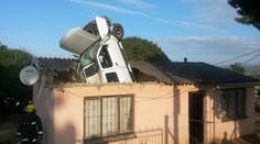 Počas spánku im na dome pristálo auto. Vodič to neodhadol