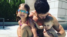 Kríza je zažehnaná. Známy spevák sa vrátil k milovanej manželke