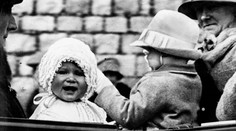 Toto malé dievča patrí medzi najbohatšie ženy sveta. Dnes má 90 rokov