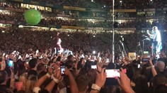 Nádherné gesto. Fanúšika na vozíku preniesli rukami vo vzduchu až na pódium