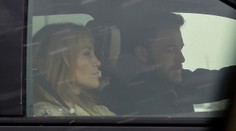 Koniec špekuláciám? Najočakávanejší pár šoubiznisu prichytený v objatí