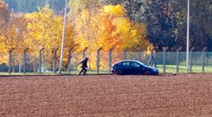 Do kasární sa chcel autom prebúrať ozbrojený muž