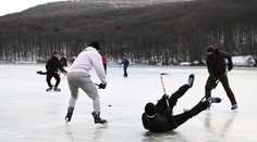 Zamrznuté jazerá lákajú korčuliarov, no môžu byť nebezpečné. Jeden trik dokáže odhaliť, či je ľad dostatočne pevný