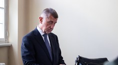 Babiš skončil v nemocnici. Na mítingu ho trafili barlou do hlavy