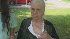 Policajti použili paralyzér na 87-ročnú babičku, ktorá rezala kvety