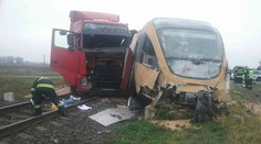 Medzi Veľkým Mederom a Komárnom sa zrazil kamión s osobným vlakom