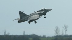 Pre hrozbu bombou voči lietadlu smerujúcemu do Dubaja vzlietli gripeny