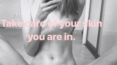 FOTO! Slovenská modelka sa s tým nebabre. Holá roztiahla nohy o zrkadlo