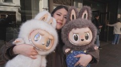 Nový bizarný trend opantal svet. Ľudia sú ochotní sa pre plyšového tvora dokonca aj pobiť