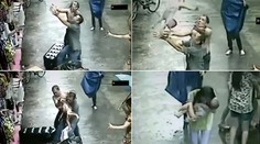 Dychvyrážajúce video: Okoloidúci chytil dieťa, ktoré vypadlo z 2. poschodia