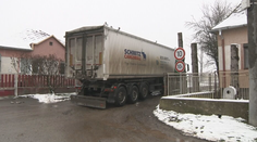 Zákaz vjazdu kamióny nezastavil. Miestni si nevedia dať rady, rozhodovať bude súd