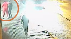 VIDEO: Mladík mal na zastávke biť ležiaceho bezdomovca. Iný muž sa ho zastal, útočník začal mlátiť aj jeho